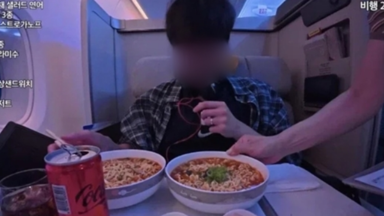 Mukbang Youtuber: Mukbang YouTuber Yuno apologizes after video of ordering food on plane sparks backlash