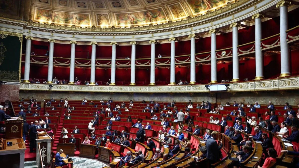 'No social media use before 15': France passes landmark digital age law