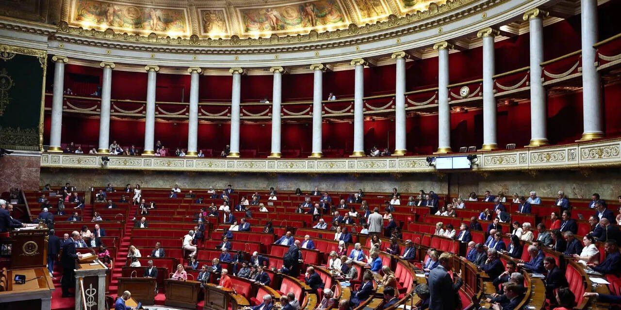 'No social media use before 15': France passes landmark digital age law