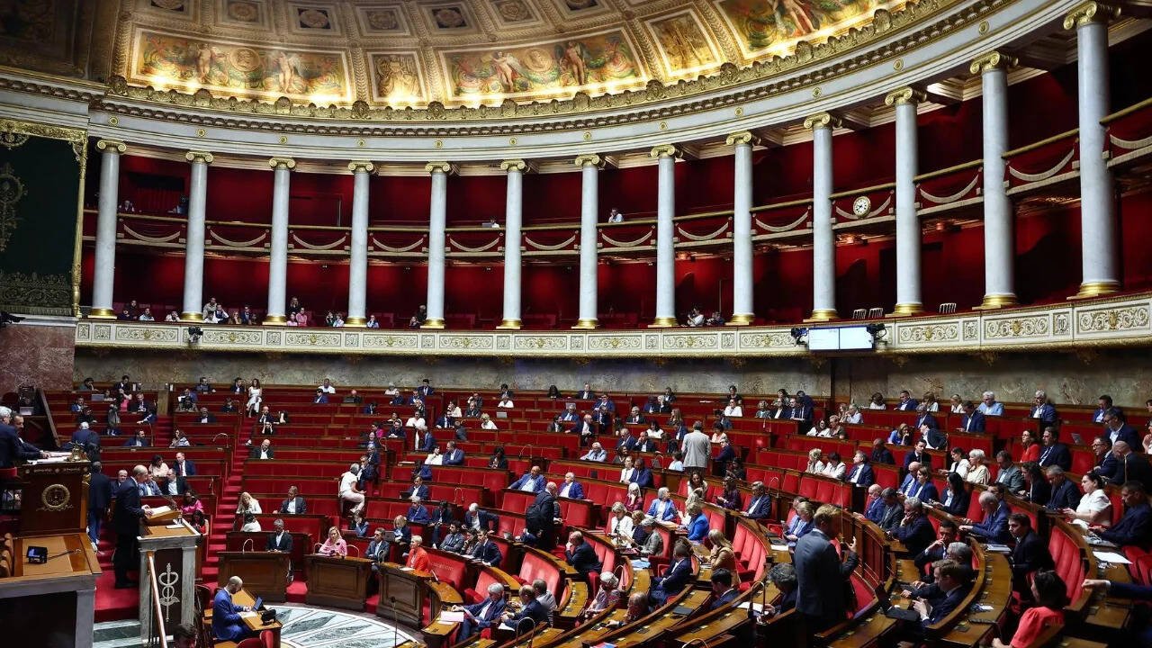 'No social media use before 15': France passes landmark digital age law