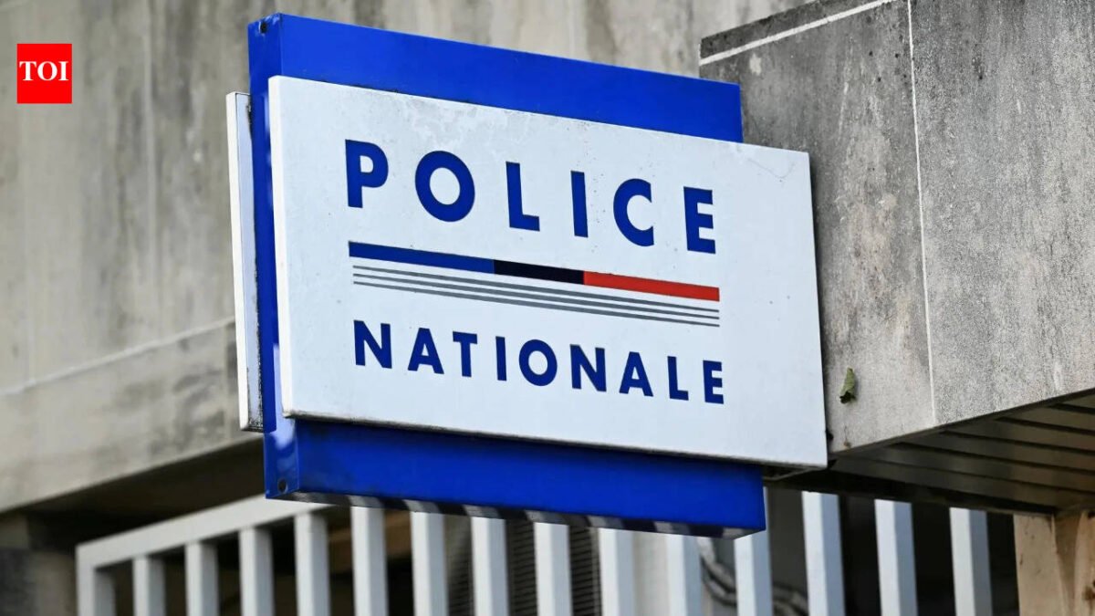 Paris knife attack: Three women stabbed near Porte de Clichy, man arrested