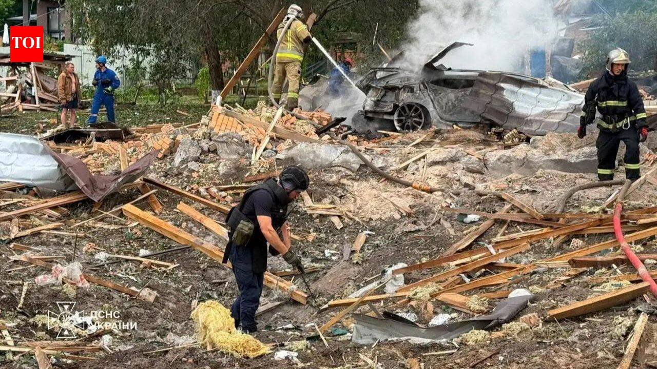 Russia’s attack on Ukraine’s defenses has killed 10 people and injured nearly 100