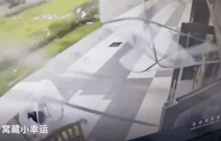 Typhoon Nol: Cribs blown away, 800,000 people flee: Typhoon Nol hits China; horrific visual effects emerge
