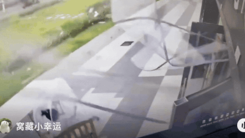 Typhoon Nol: Cribs blown away, 800,000 people flee: Typhoon Nol hits China; horrific visual effects emerge