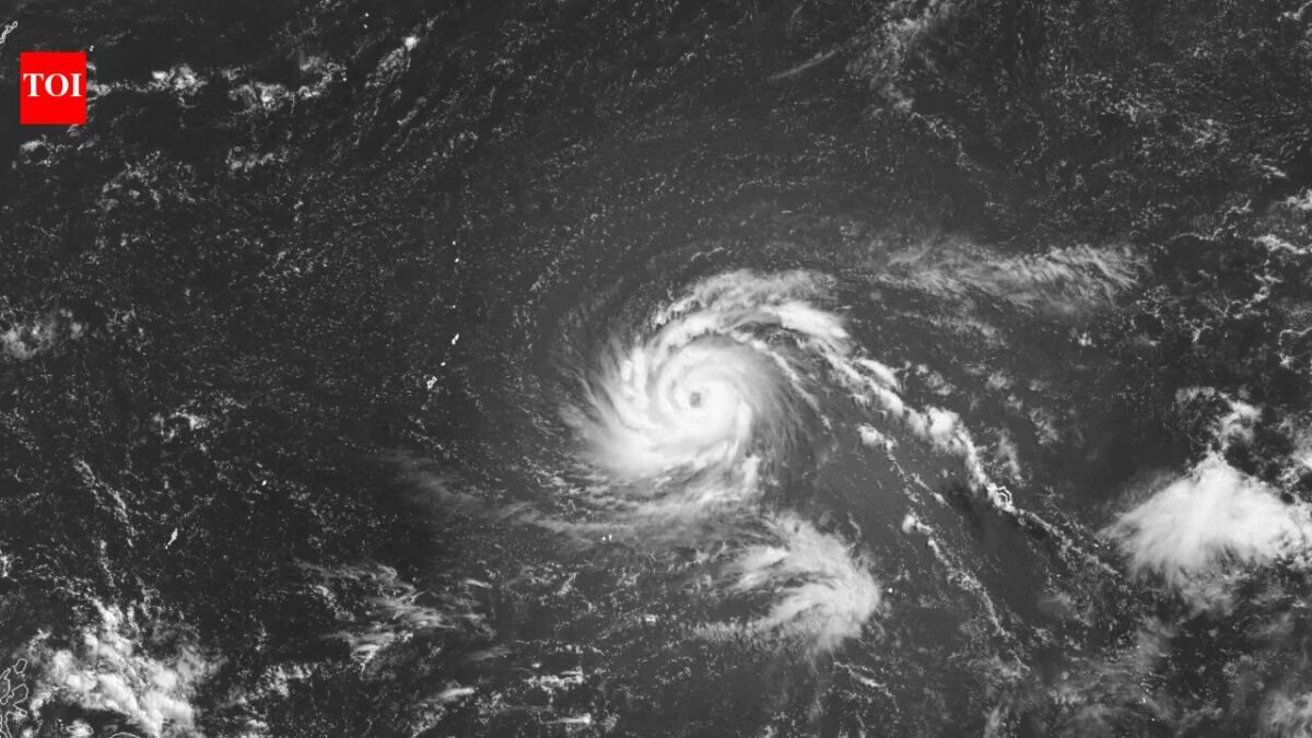 "Very dangerous" super typhoon Bavi hits U.S. Pacific islands with wind speeds of 280 kilometers per hour