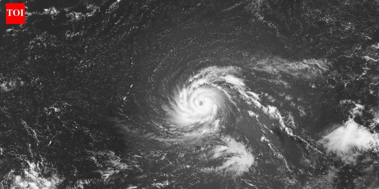"Very dangerous" super typhoon Bavi hits U.S. Pacific islands with wind speeds of 280 kilometers per hour