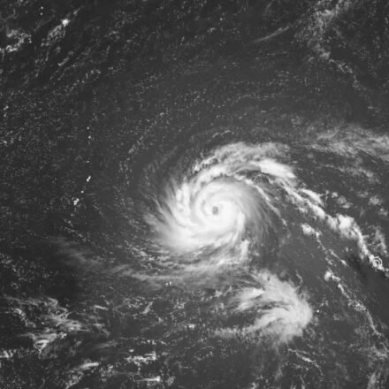 "Very dangerous" super typhoon Bavi hits U.S. Pacific islands with wind speeds of 280 kilometers per hour