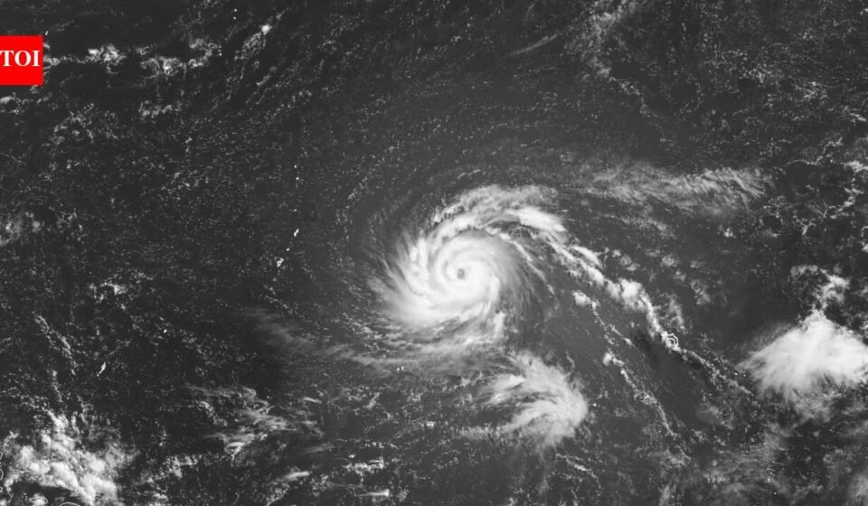 "Very dangerous" super typhoon Bavi hits U.S. Pacific islands with wind speeds of 280 kilometers per hour
