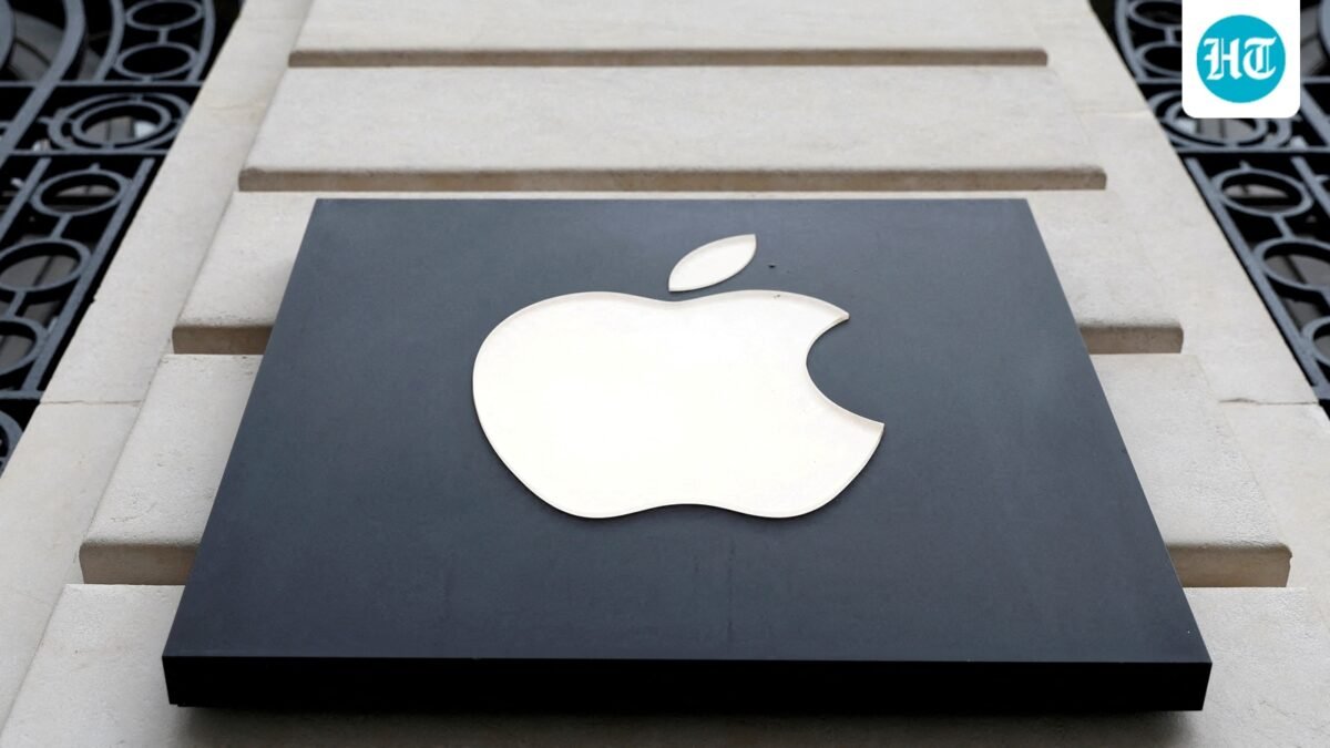 Apple Pay users are reporting problems with Apple Wallet. (REUTERS)