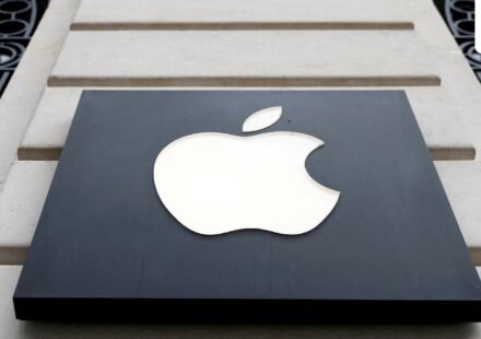 Apple Pay users are reporting problems with Apple Wallet. (REUTERS)
