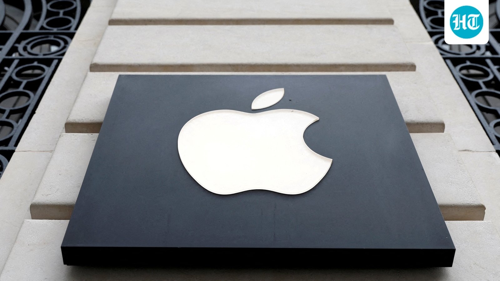 Apple Pay users are reporting problems with Apple Wallet. (REUTERS)