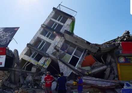 People look for survivors amid the rubble of a collapsed building after an earthquake in Pereira, Colombia. (AFP)
