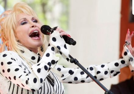 Dolly Parton performs on NBC's "Today" show in New York on May 13, 2014. (AP Photo/Charles Sykes)
