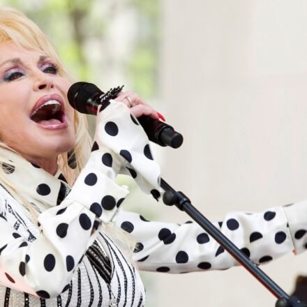 Dolly Parton performs on NBC's "Today" show in New York on May 13, 2014. (AP Photo/Charles Sykes)