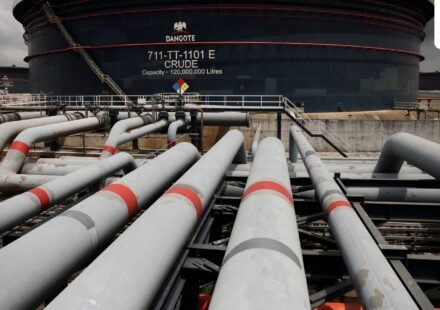 Oil prices hit a three-week high as Strait of Hormuz shipping fears and supply disruptions raise risks, while traders watch Iran tensions and US oil stocks. (REUTERS/Sodiq Adelakun/File Photo) (REUTERS)