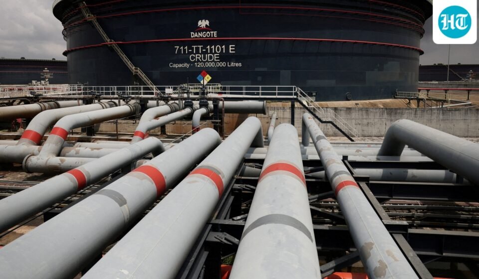 Oil prices hit a three-week high as Strait of Hormuz shipping fears and supply disruptions raise risks, while traders watch Iran tensions and US oil stocks. (REUTERS/Sodiq Adelakun/File Photo) (REUTERS)