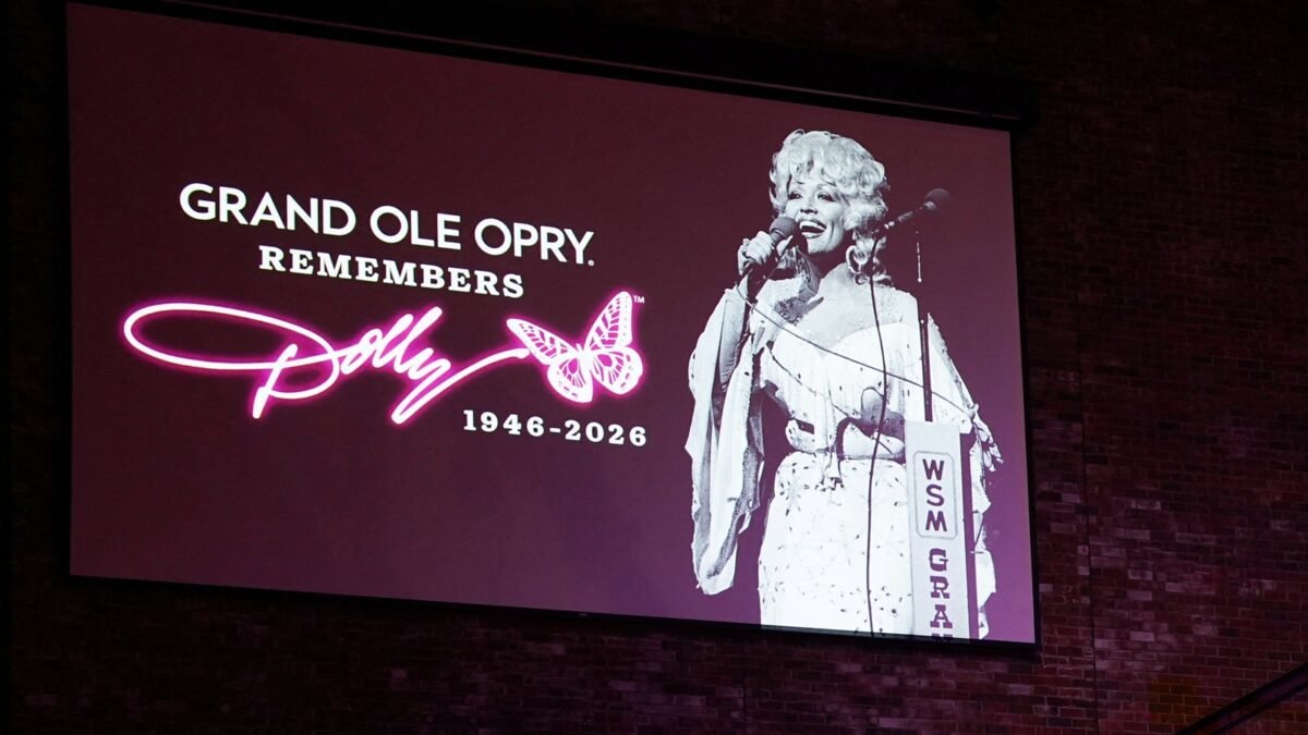 People attend a tribute to the late Dolly Parton at the legendary country music venue the Grand Ole Opry in Nashville, Tennessee, U.S., August 29, 2026. REUTERS/Seth Herald (REUTERS)