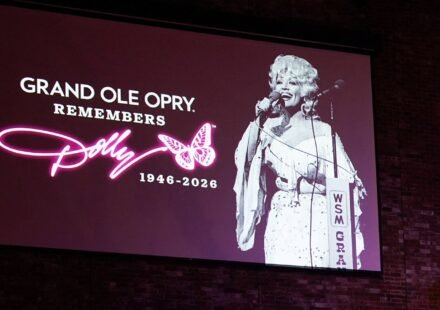 People attend a tribute to the late Dolly Parton at the legendary country music venue the Grand Ole Opry in Nashville, Tennessee, U.S., August 29, 2026. REUTERS/Seth Herald (REUTERS)