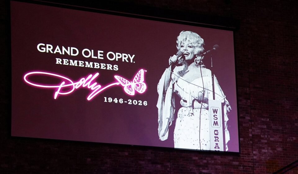 People attend a tribute to the late Dolly Parton at the legendary country music venue the Grand Ole Opry in Nashville, Tennessee, U.S., August 29, 2026. REUTERS/Seth Herald (REUTERS)