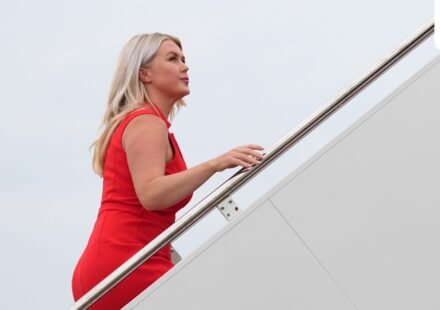 Karoline Leavitt’s resignation has drawn fresh attention after Iran linked her exit to claims surrounding Trump’s reported “decoy plane” operation. (AP Photo/Julia Demaree Nikhinson)