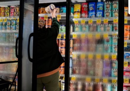 Safeway is closing more stores in 2026 as parent company Albertsons reviews its network after the $24.6 billion Kroger merger collapsed.
(Photo by Heather Diehl / GETTY IMAGES NORTH AMERICA / Getty Images via AFP) (Getty Images via AFP)