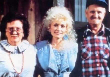 Dolly Parton, who died on August 25 at 80, celebrated her parents' memory through her influential career. Known for her warmth and creativity (Instagram)