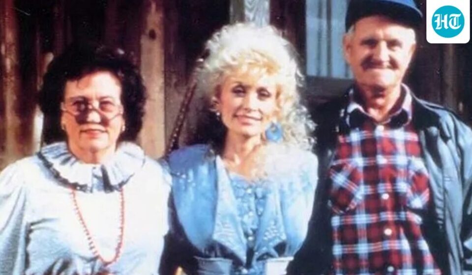 Dolly Parton, who died on August 25 at 80, celebrated her parents' memory through her influential career. Known for her warmth and creativity (Instagram)