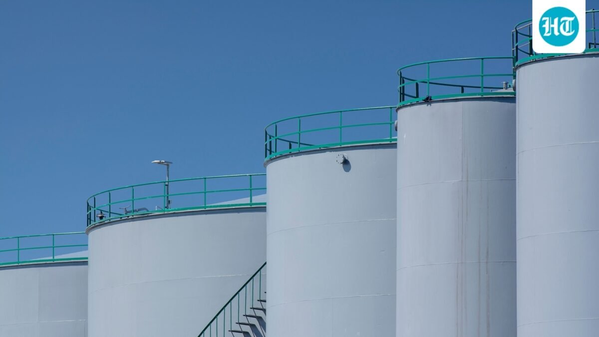 Oil prices fall ahead of Trump’s new Iran measures as Brent and WTI slide, while US gas prices rise and markets watch the Strait of Hormuz.(Pexel/Representative image) (Pexel)
