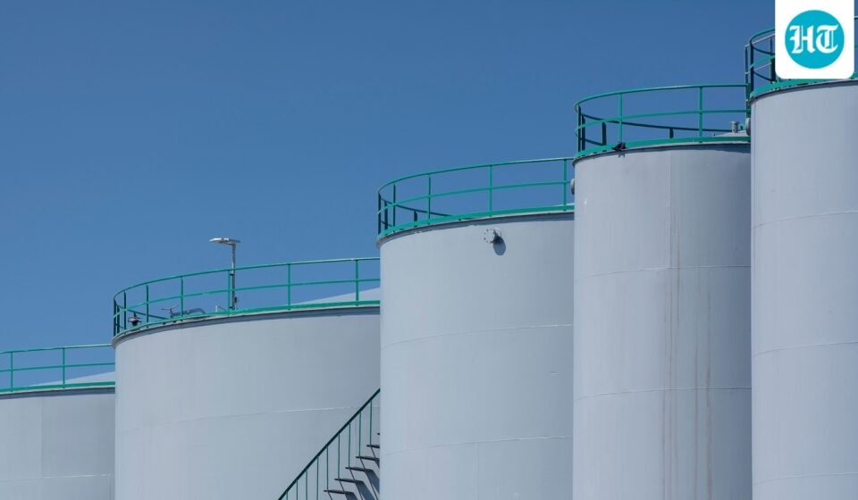 Oil prices fall ahead of Trump’s new Iran measures as Brent and WTI slide, while US gas prices rise and markets watch the Strait of Hormuz.(Pexel/Representative image) (Pexel)