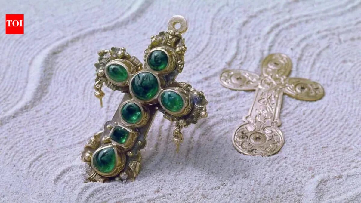 A diver found a $3 million gold cross in a Spanish shipwreck; 20 years later, it vanished from a museum