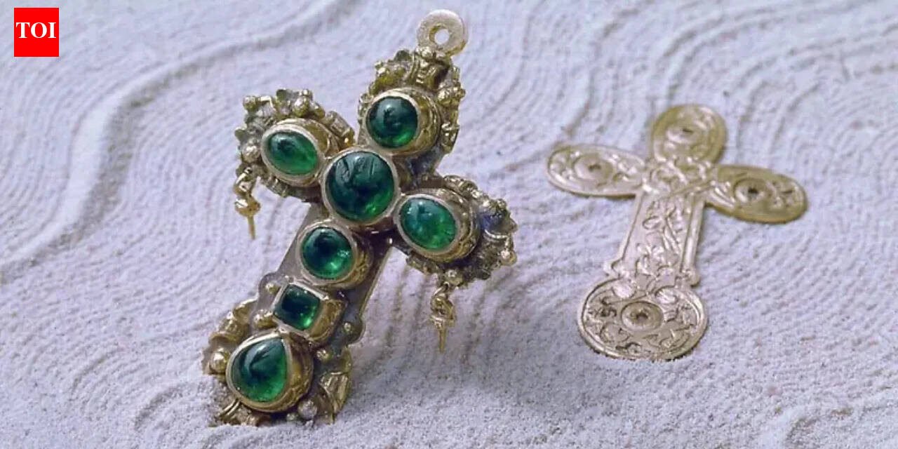 A diver found a $3 million gold cross in a Spanish shipwreck; 20 years later, it vanished from a museum