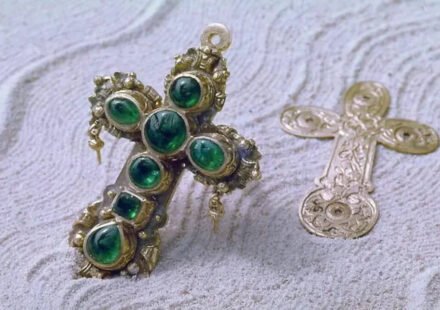 A diver found a $3 million gold cross in a Spanish shipwreck; 20 years later, it vanished from a museum