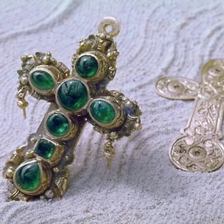 A diver found a $3 million gold cross in a Spanish shipwreck; 20 years later, it vanished from a museum
