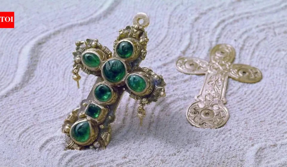 A diver found a $3 million gold cross in a Spanish shipwreck; 20 years later, it vanished from a museum