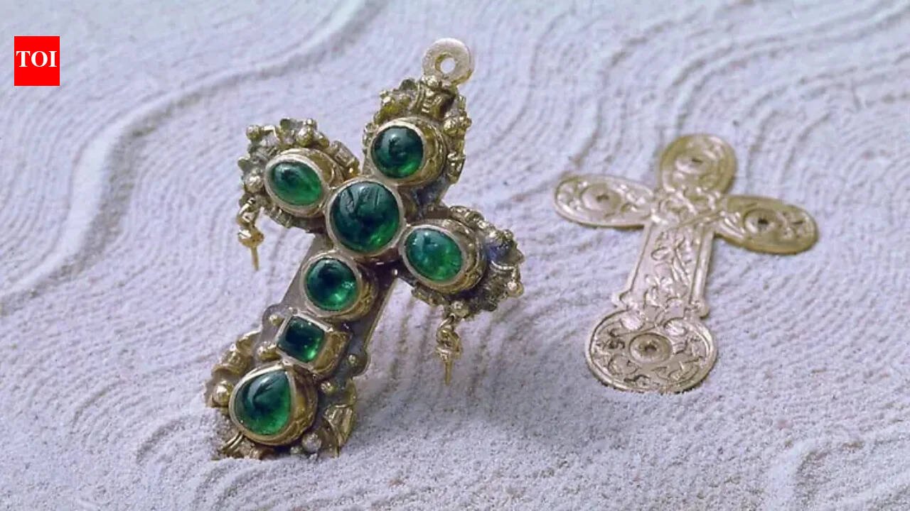 A diver found a $3 million gold cross in a Spanish shipwreck; 20 years later, it vanished from a museum