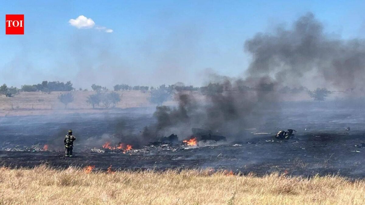 US Army temporarily halts Apache training missions after two soldiers killed in Texas crash