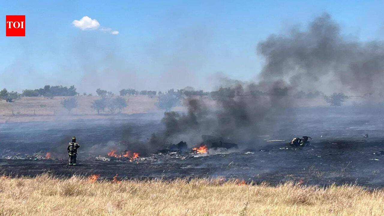 US Army temporarily halts Apache training missions after two soldiers killed in Texas crash