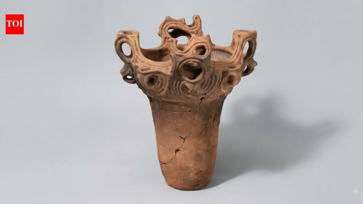 A 5,000-year-old Japanese pot preserved in New York has a rim that looks like rising flames, showcasing Jōmon craftsmanship
