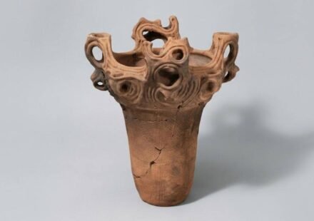 A 5,000-year-old Japanese pot preserved in New York has a rim that looks like rising flames, showcasing Jōmon craftsmanship