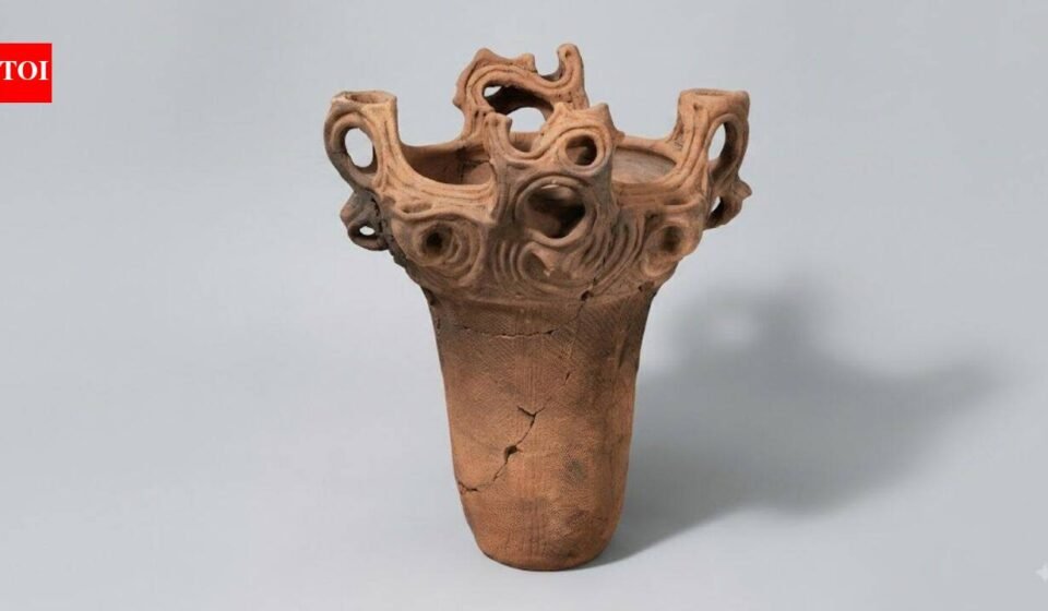 A 5,000-year-old Japanese pot preserved in New York has a rim that looks like rising flames, showcasing Jōmon craftsmanship
