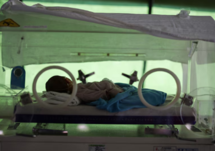 Indonesian woman gives birth under torchlight during magnitude 7.7 earthquake