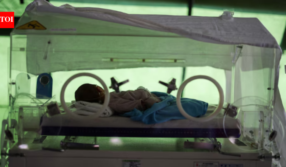 Indonesian woman gives birth under torchlight during magnitude 7.7 earthquake