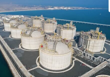 Oil prices fall as Fed rate hike expectations and Middle East supply risks shape the market. (Photo by Kuwait Petroleum Corporation (KPC) / AFP) (AFP)