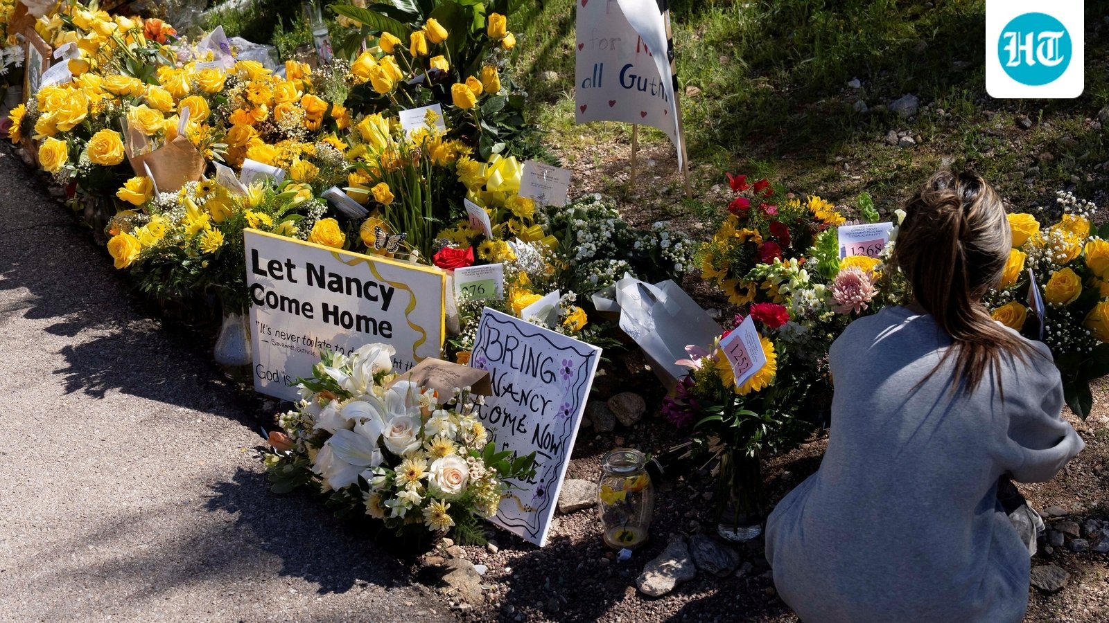 A delivery driver drops off yellow flowers at the house of Nancy Guthrie, the 84-year-old mother of U.S. journalist and television host Savannah Guthrie, who went missing from her home on February 1, in Tucson, U.S. February 21, 2026.  REUTERS/Rebecca Noble/File Photo (REUTERS)