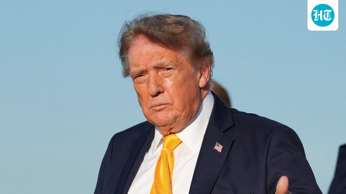 U.S. President Donald Trump gives a thumbs up after exiting Air Force One at Morristown Municipal Airport, in Morristown, New Jersey, U.S., September 4, 2026. REUTERS/Eric Lee (REUTERS)