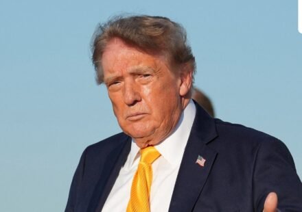 U.S. President Donald Trump gives a thumbs up after exiting Air Force One at Morristown Municipal Airport, in Morristown, New Jersey, U.S., September 4, 2026. REUTERS/Eric Lee (REUTERS)
