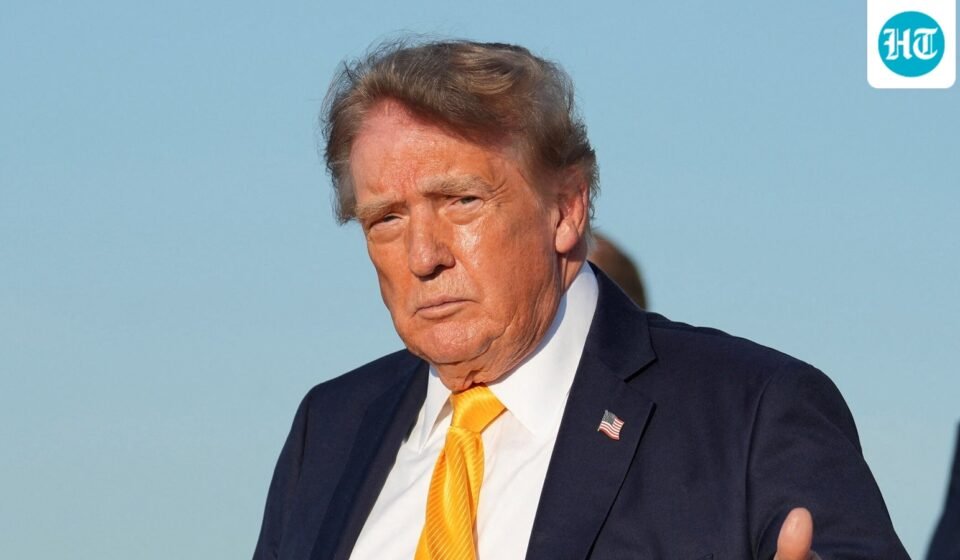 U.S. President Donald Trump gives a thumbs up after exiting Air Force One at Morristown Municipal Airport, in Morristown, New Jersey, U.S., September 4, 2026. REUTERS/Eric Lee (REUTERS)
