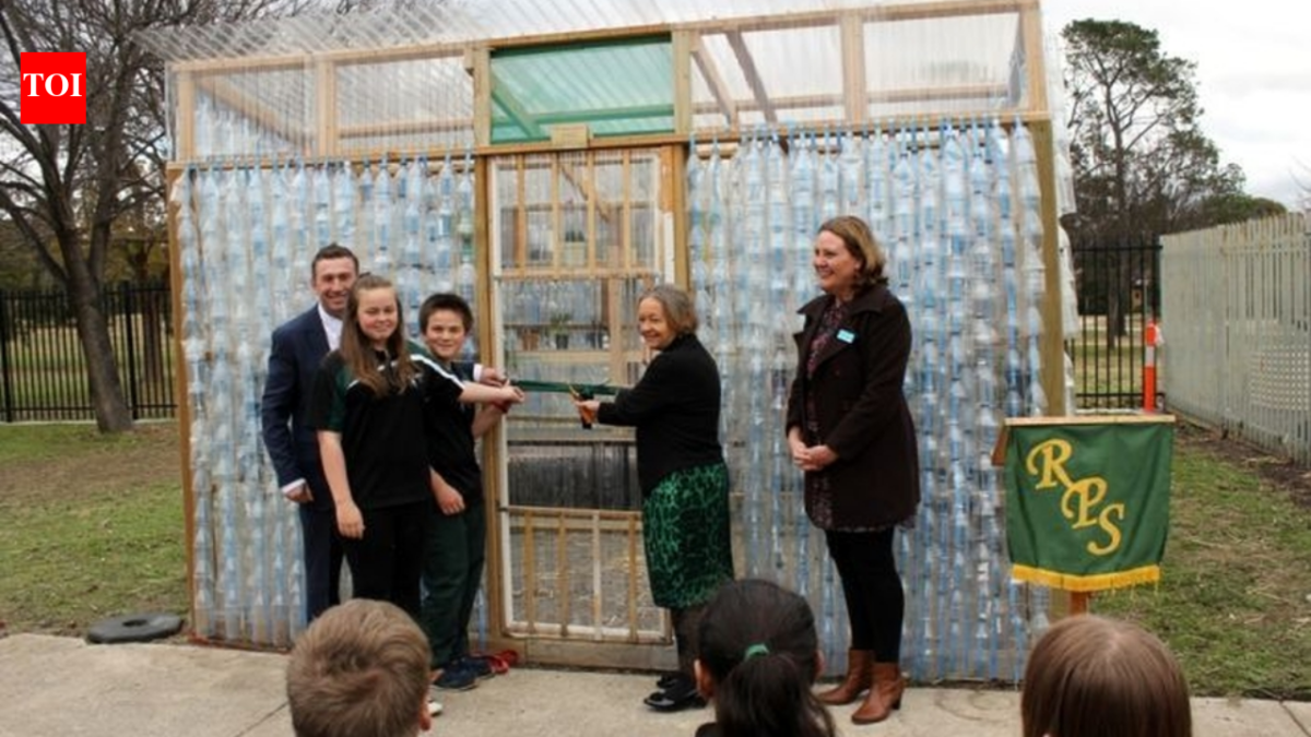 Australian high school students collected more than 2,000 plastic bottles to form a greenhouse, 11 years later, the structure supplies food for the school's garden