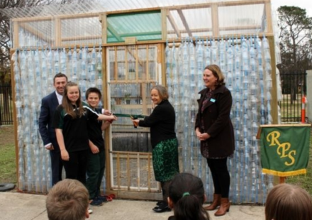 Australian high school students collected more than 2,000 plastic bottles to form a greenhouse, 11 years later, the structure supplies food for the school's garden