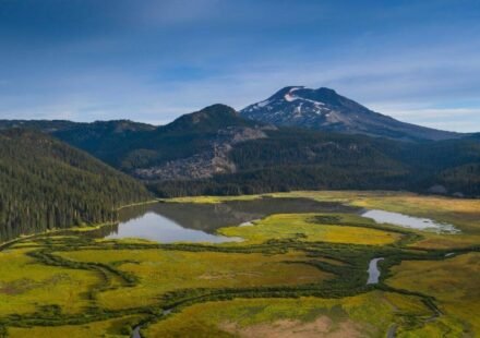 Scientists used geothermal drill-hole temperatures in Oregon’s Cascades and found at least 81 cubic kilometres of water hidden in volcanic rock, nearly 3 times Lake Mead’s capacity